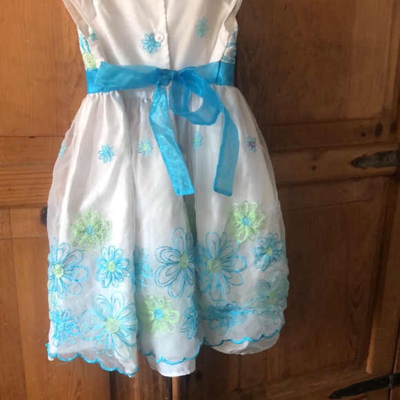 White dresse with green and blue flower - Picture 3 of 5